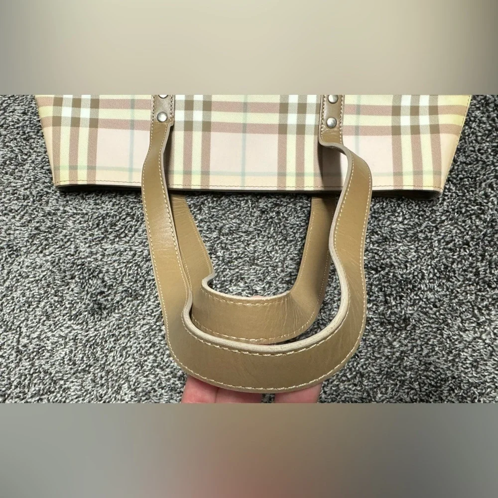Burberry vintage pale